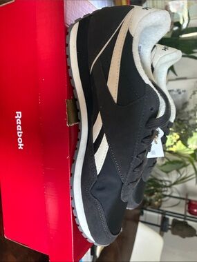 Reebok women’s classic AZ Black and White Low-Top Sneaker 8